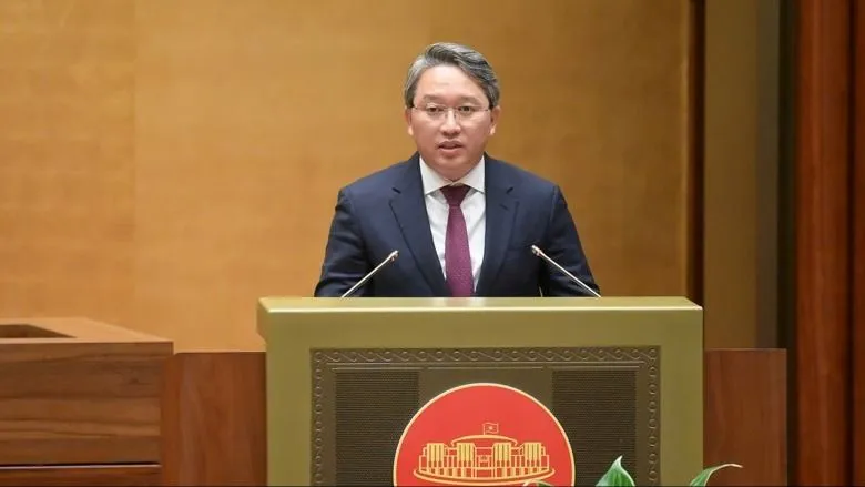 Bộ trưởng Bộ Tư pháp Nguyễn Hải Ninh trình bày báo cáo, sáng 25-6. Ảnh: QUANG PHÚC