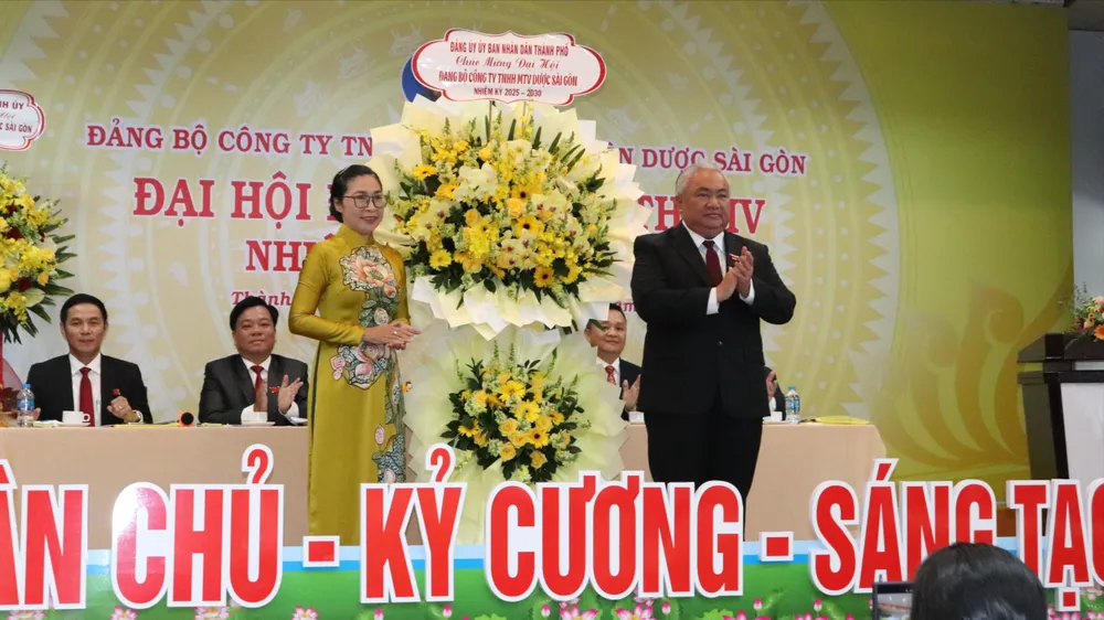 Đảng ủy UBND TPHCM tặng hoa chúc mừng đại hội