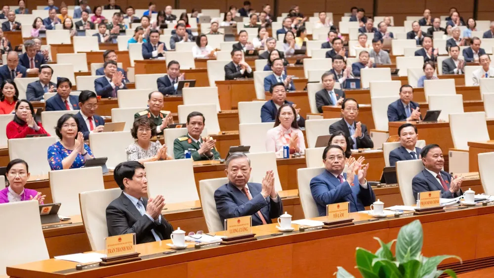 Tổng Bí thư Tô Lâm, Chủ tịch nước Lương Cường, Thủ tướng Phạm Minh Chính và các đại biểu dự phiên bế mạc kỳ họp, sáng 27-6. Ảnh: VIẾT CHUNG