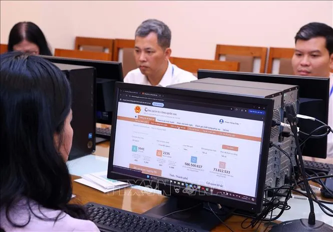 Cán bộ, công chức, viên chức phường Hoàn Kiếm (Hà Nội) sẵn sàng vận hành thử nghiệm mô hình chính quyền địa phương 2 cấp. Ảnh: TTXVN