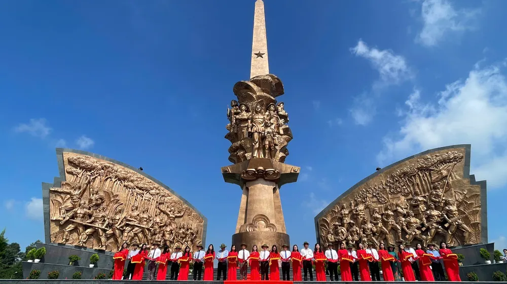 Các đại biểu thực hiện nghi thức khánh thành