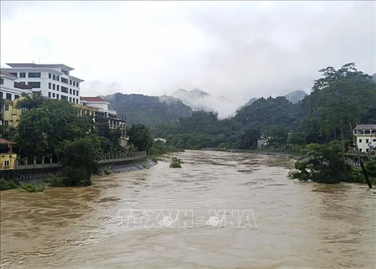 Mực nước sông Lô đang dâng cao ngày 28-6. Ảnh: TTXVN