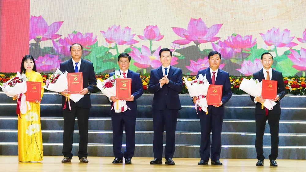 Trao Quyết định của Bộ Chính trị chỉ định Bí thư, các Phó Bí thư Tỉnh ủy An Giang nhiệm kỳ 2020 – 2025