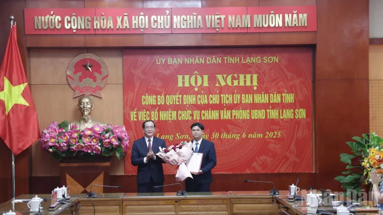 Đồng chí Nguyễn Văn Hà, Chánh Văn phòng UBND tỉnh Lạng Sơn nhận quyết định từ Phó Chủ tịch Thường trực UBND tỉnh Lạng Sơn