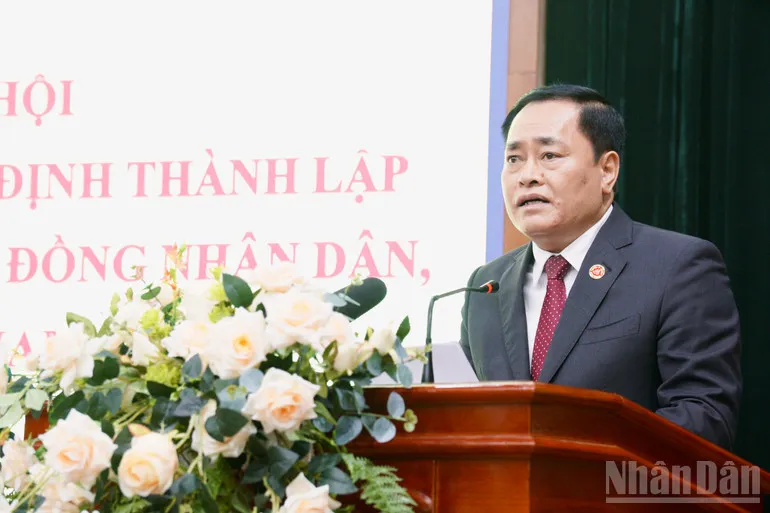 Đồng chí Hồ Tiến Thiệu, Phó Bí thư Tỉnh ủy, Chủ tịch UBND tỉnh Lạng Sơn công bố Nghị quyết của Quốc hội