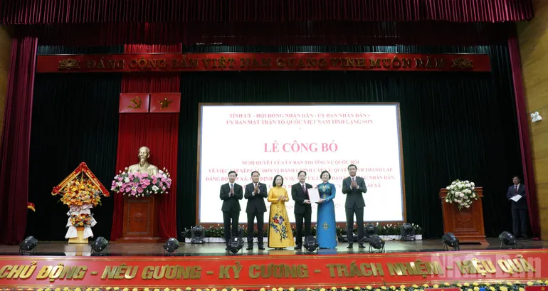 Đồng chí Phạm Thị Thanh Trà, Ủy viên Trung ương Đảng, Bộ trưởng Nội vụ trao Quyết định của Trung ương cho lãnh đạo Tỉnh ủy Lạng Sơn