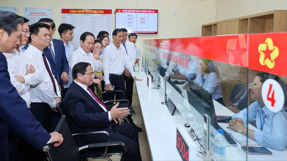 Thủ tướng Phạm Minh Chính thăm hỏi đội ngũ cán bộ, công chức đang làm nhiệm vụ