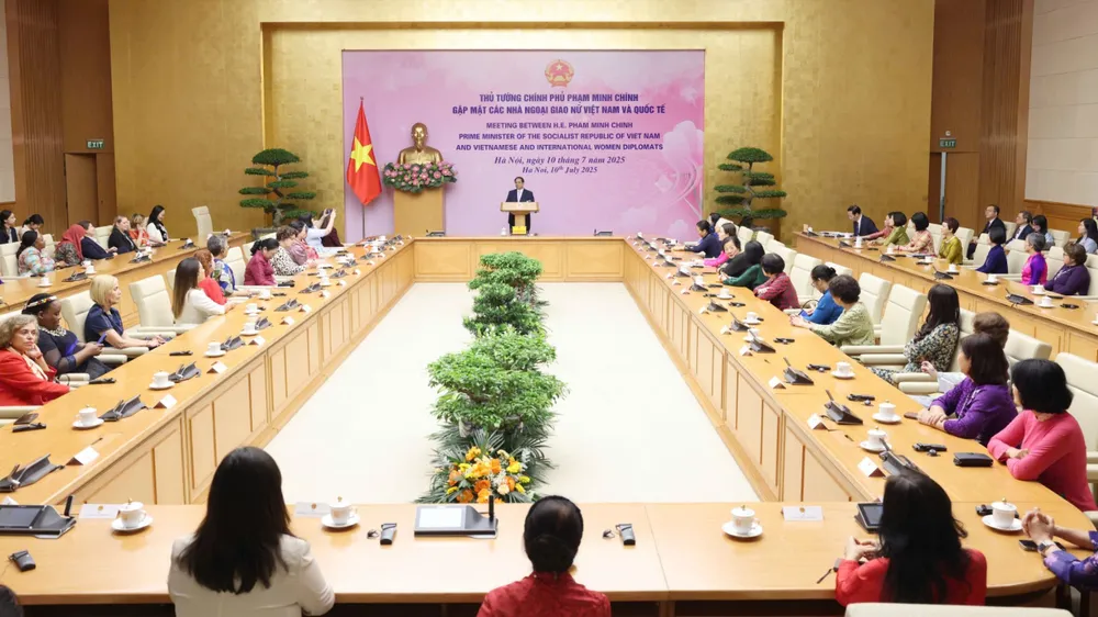 Thủ tướng Phạm Minh Chính phát biểu tại cuộc gặp mặt các nhà ngoại giao nữ Việt Nam và quốc tế. Ảnh: QUANG PHÚC