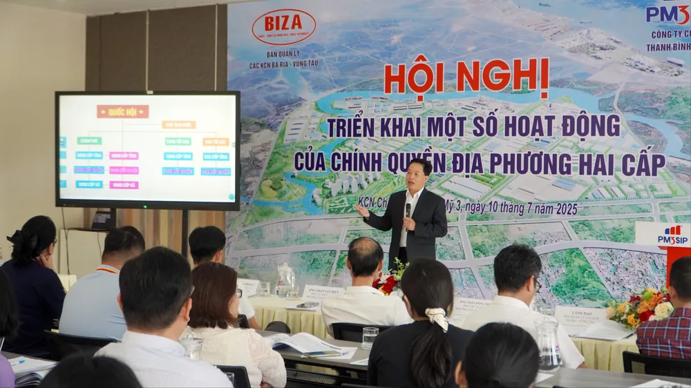 Ông Nguyễn Hoài Đức, Phó Tổng Giám đốc Công ty CP Thanh Bình - Phú Mỹ giới thiệu về mô hình chính quyền địa phương 2 cấp; thủ tục đầu tư vào khu công nghiệp