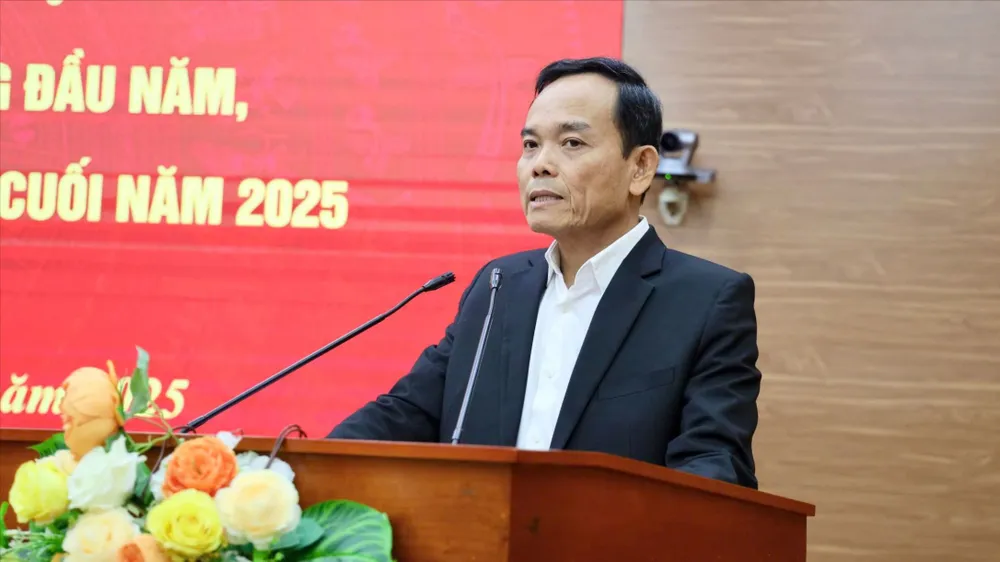 Đồng chí Trần Lưu Quang, Bí thư Trung ương Đảng, Trưởng Ban Chính sách, chiến lược Trung ương phát biểu tại hội nghị 