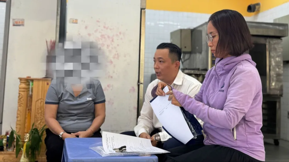 Lực lượng chức năng phường An Hải làm việc tại cửa hàng B.H ngày 16-7