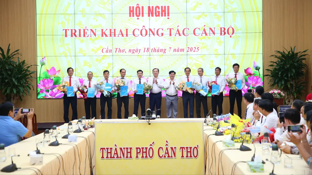 Lãnh đạo TP Cần Thơ trao quyết định và tặng hoa chúc mừng các cán bộ vừa được bổ nhiệm