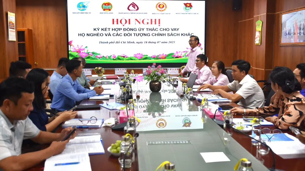 Ông Lê Đăng Khoa, Phó Giám đốc Phòng giao dịch NHCSXH Bà Rịa - Vũng Tàu báo cáo về hoạt động ủy thác cho vay.=