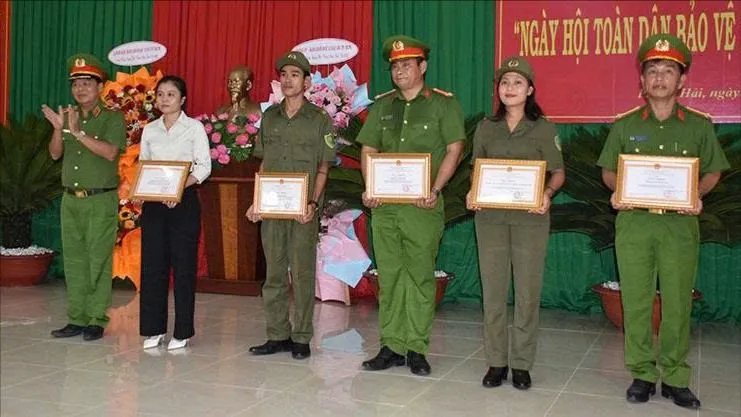 Thiếu tướng Nguyễn Thanh Hưởng, Phó Giám đốc Công an TPHCM trao Giấy khen cho các tập thể, cá nhân có nhiều thành tích trong xây dựng phong trào toàn dân bảo vệ an ninh Tổ quốc trên địa bàn xã Phước Hải.