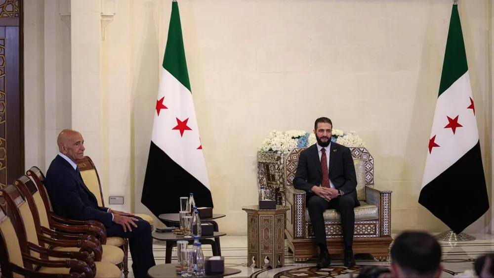 Tổng thống Syria Ahmed al-Sharaa (phải) và Đại sứ Mỹ tại Thổ Nhĩ Kỳ Tom Barrack trong một cuộc gặp tại Damascus, Syria ngày 9-7. Ảnh: AA