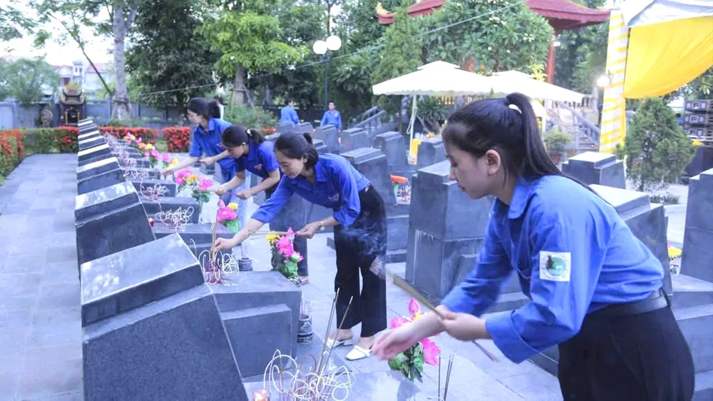 Tuổi trẻ Hà Tĩnh dâng hương tưởng niệm các anh hùng liệt sĩ 