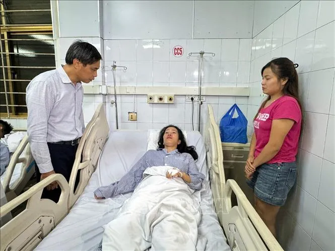 Ông Vũ Văn Diện, Phó Chủ tịch Thường trực UBND tỉnh Quảng Ninh thăm hỏi, động viên người bị thương điều trị tại Bệnh viện Đa khoa tỉnh Quảng Ninh. Ảnh: TTXVN