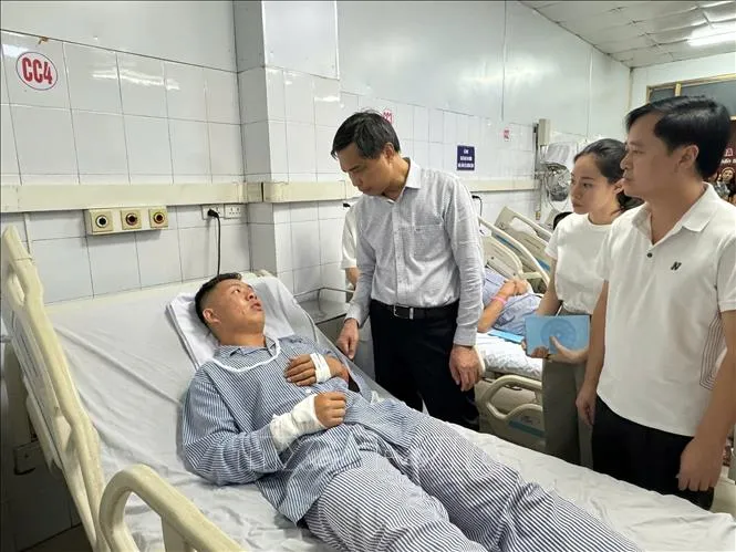 Ông Vũ Văn Diện (đứng ngoài cùng bên trái), Phó Chủ tịch Thường trực UBND tỉnh Quảng Ninh thăm hỏi, động viên người bị thương điều trị tại Bệnh viện Đa khoa tỉnh Quảng Ninh. Ảnh: TTXVN