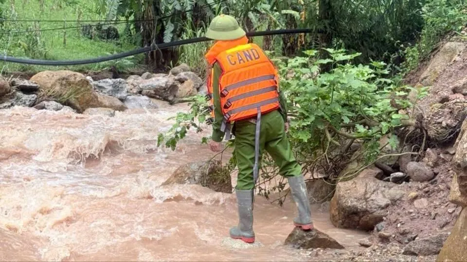 Lực lượng Công an xã Nậm Cắn nỗ lực tìm kiếm nạn nhân 