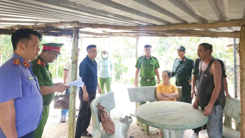 Cơ quan Cảnh sát điều tra - Công an tỉnh An Giang tống đạt quyết định khởi tố bị can và bắt tạm giam đối với Nguyễn Quốc Sơn