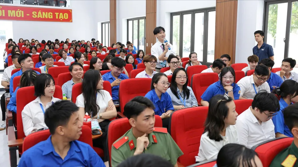 Các đại biểu tham gia khai mạc Hội trại “Thanh niên Việt Nam: Làm chủ ngoại ngữ – Bản lĩnh hội nhập” lần thứ II - năm 2025