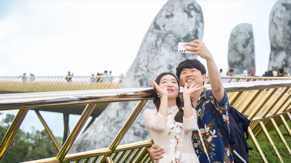 Du khách Hàn Quốc trải nghiệm Cầu Vàng, điểm đến biểu tượng của du lịch Đà Nẵng