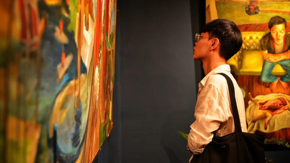 Khách tham quan triển lãm