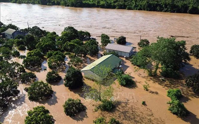Mưa lũ khiến mực nước sông Mã dâng cao, làm một số điểm trường tại xã Chiềng Khương (Sơn La) bị ngập lụt nghiêm trọng. Ảnh: TTXVN