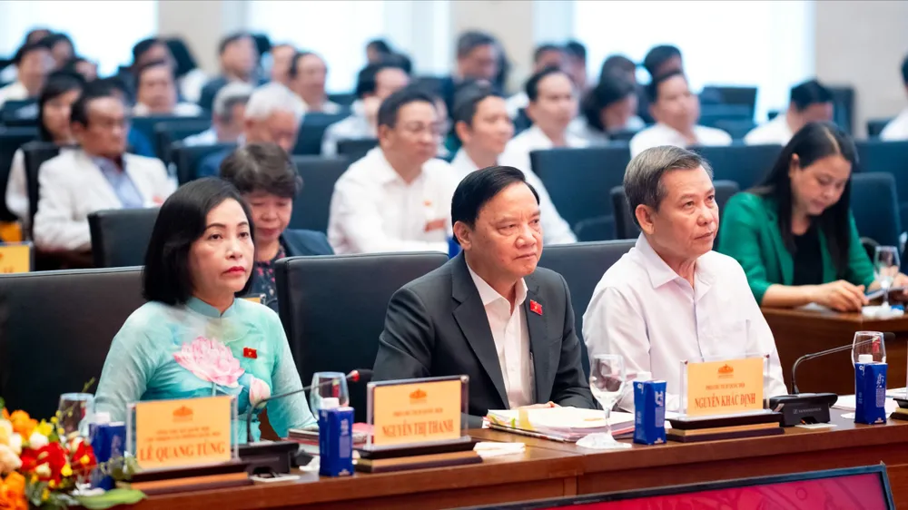 Đại biểu lắng nghe các tham luận tại diễn đàn. Ảnh: PHẠM THẮNG