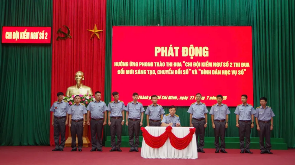 Chi đội Kiểm ngư số 2 phát động PTTĐ đổi mới sáng tạo, chuyển đổi số và Bình dân học vụ số. Ảnh: NGỌC CHUNG