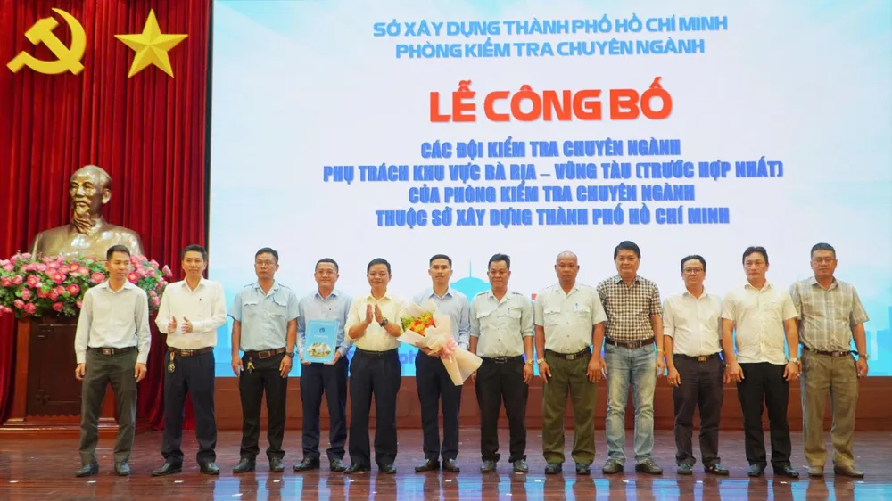 Đại diện Phòng kiểm tra chuyên ngành, Sở Xây dựng TPHCM trao thông báo thành lập và tặng hoa chúc mừng đội kiểm tra chuyên ngành xây dựng.