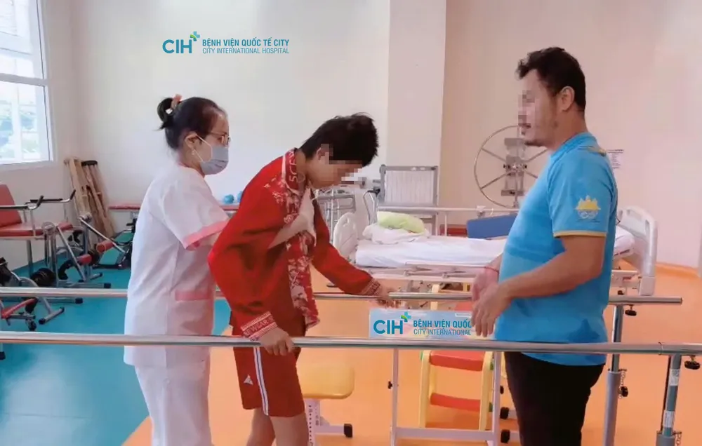 Nhân viên y tế đang chăm sóc và điều trị cho bệnh nhi