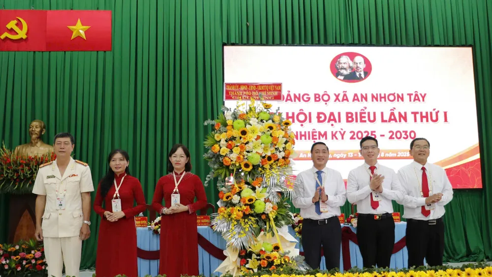 Đồng chí Phạm Thành Kiên tặng hoa của Thành ủy - HĐND - UBND - Ủy ban MTTQ Việt Nam TPHCM chúc mừng đại hội. Ảnh: NGÔ BÌNH