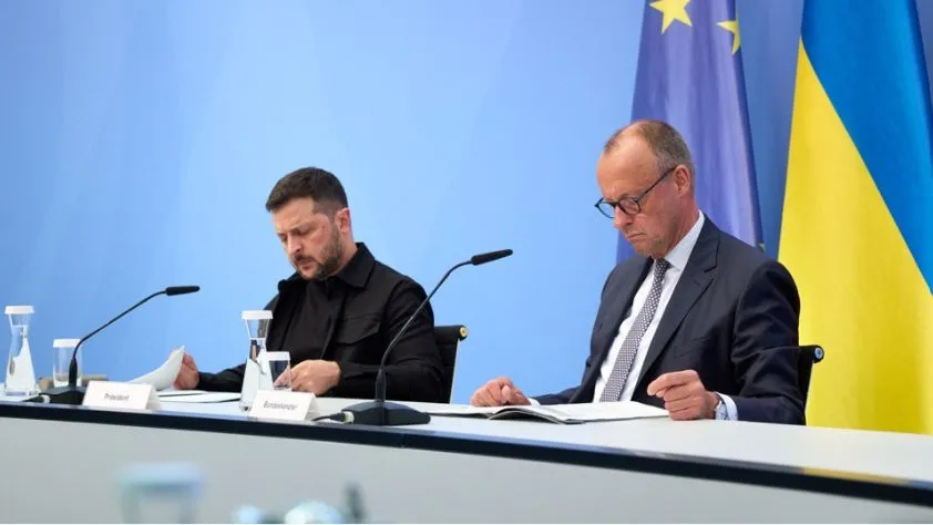 Tổng thống Ukraine Volodymyr Zelensky (trái) và Thủ tướng Đức Friedrich Merz trong cuộc họp trực tuyến. Ảnh: X/@ZelenskyyUa