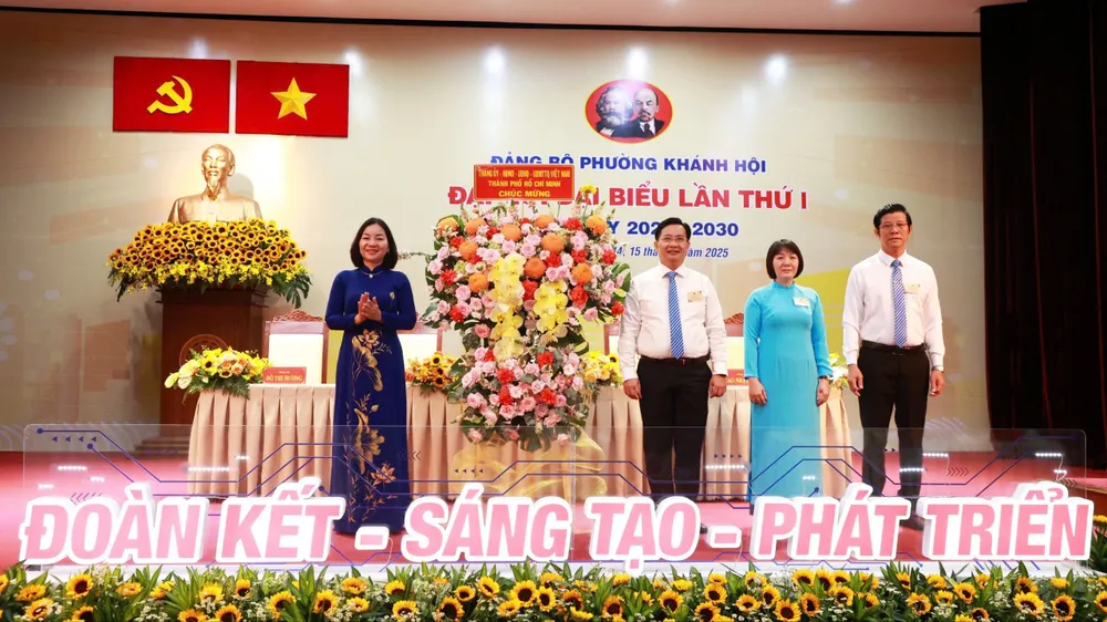 Đồng chí Trương Thị Bích Hạnh tặng hoa của Thành ủy - HĐND - UBND - Ủy ban MTTQ Việt Nam TPHCM chúc mừng đại hội