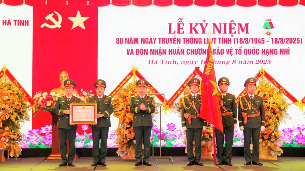 Thừa ủy quyền của Chủ tịch nước, Thiếu tướng Đoàn Xuân Bường, Bí thư Đảng ủy, Chính ủy Quân khu 4 trao Huân chương bảo vệ Tổ quốc hạng Nhì tặng LLVT tỉnh Hà Tĩnh 