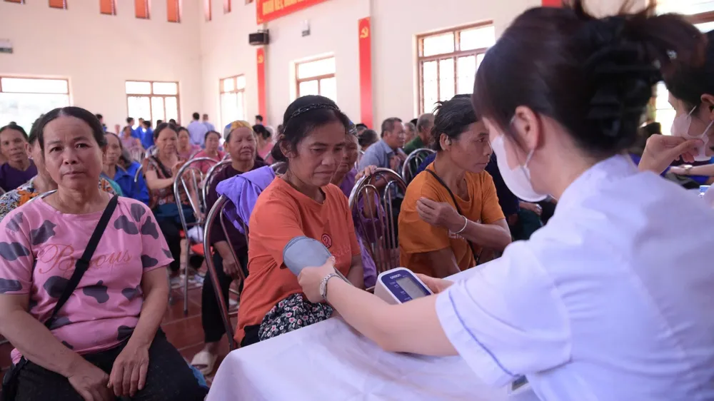 Các đội hình tình nguyện “Kỳ nghỉ hồng” tại Lạng Sơn đã tổ chức tư vấn sức khỏe cho người dân