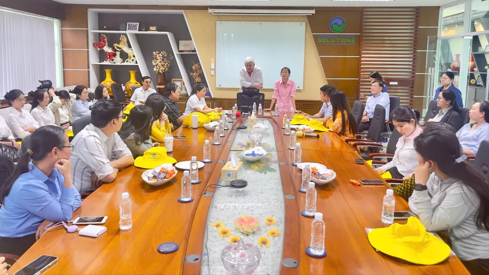 Ông Kevin Moore, Giám đốc điều hành VWS giới thiệu Khu liên hợp xử lý chất thải rắn Đa Phước với Đoàn cán bộ quản lý môi trường