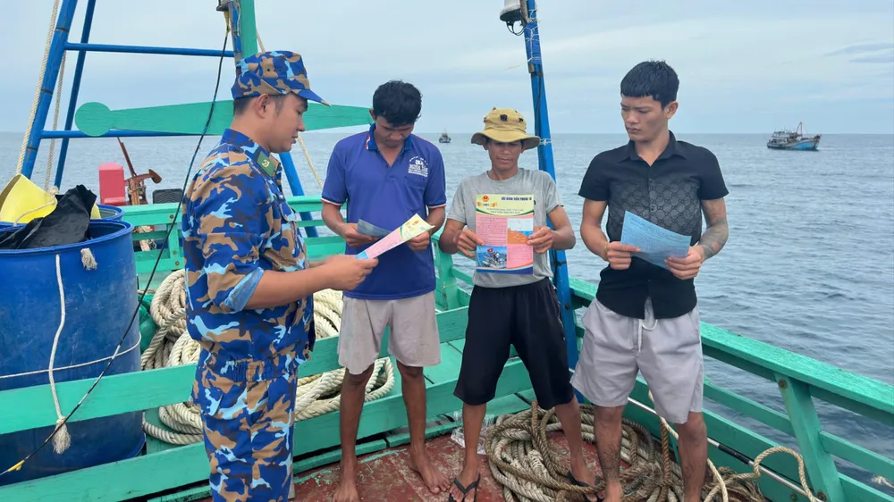Cán bộ, chiến sĩ Biên đội III/25, Hải đoàn Biên phòng 18 tuyên truyền về chống khai thác IUU cho bà con ngư dân TPHCM