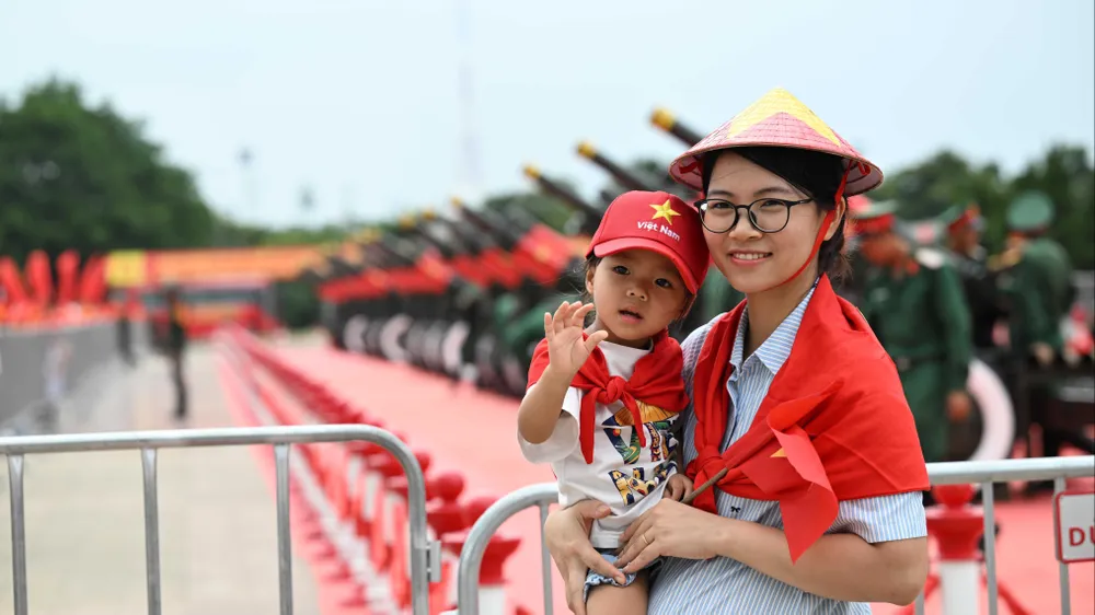 Người dân thích thú 'check in' bên dàn pháo Đại lễ