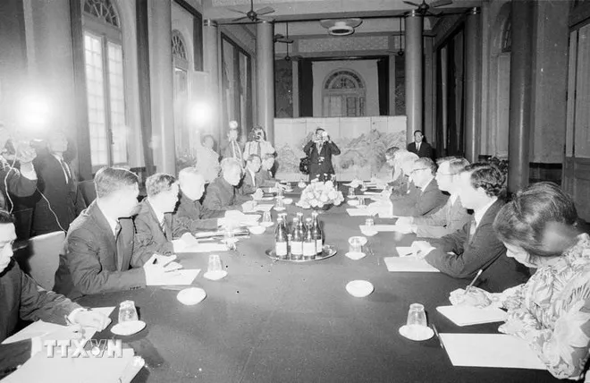 Thủ tướng Phạm Văn Đồng, cố vấn Lê Đức Thọ, Phó Thủ tướng Nguyễn Duy Trinh hội đàm với cố vấn Chính phủ Mỹ Henry Kissinger để thảo luận việc thi hành Hiệp định (10-2-1973). Ảnh: TTXVN
