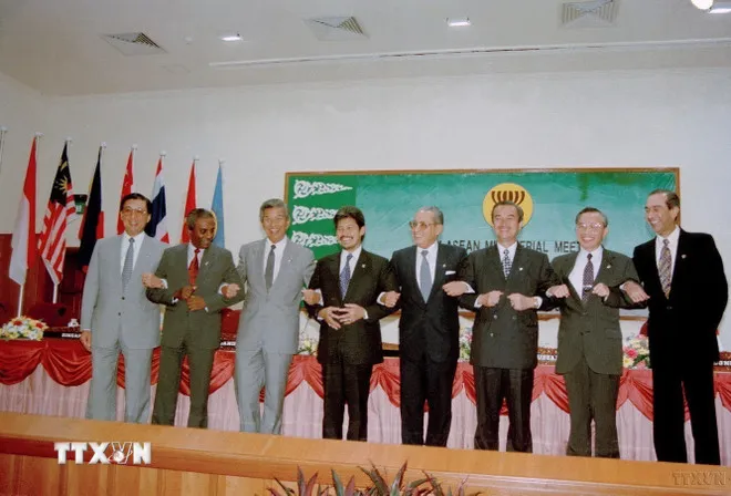 Bộ trưởng Ngoại giao Nguyễn Mạnh Cầm (thứ hai, từ phải sang), Tổng Thư ký ASEAN và các Bộ trưởng Ngoại giao ASEAN tại cuộc họp kết nạp Việt Nam trở thành thành viên chính thức thứ 7 của ASEAN, ngày 28-7-1995, tại Thủ đô Bandar Seri Begawan (Brunei). Ảnh: TTXVN