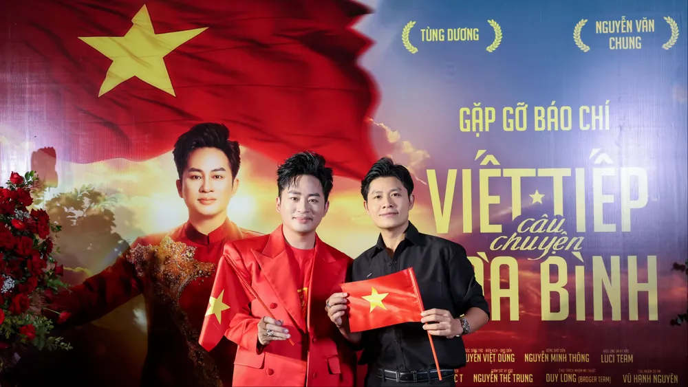Tùng Dương - Nguyễn Văn Chung trong buổi ra mắt MV "Viết tiếp câu chuyện hòa bình"
