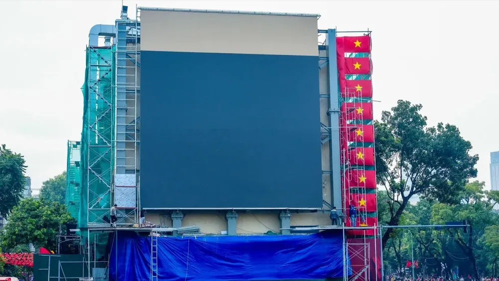 Hàng loạt màn hình LED phục vụ người dân xem diễu binh, diễu hành