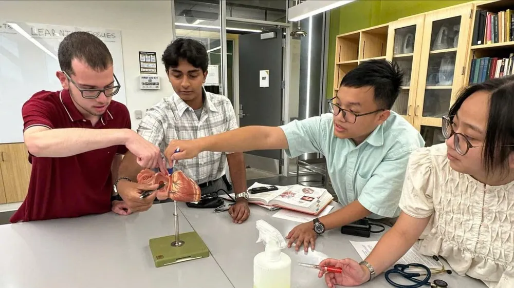 Nguyễn Hoàng Toàn trong một buổi trao đổi, học tập tại Hoa Kỳ