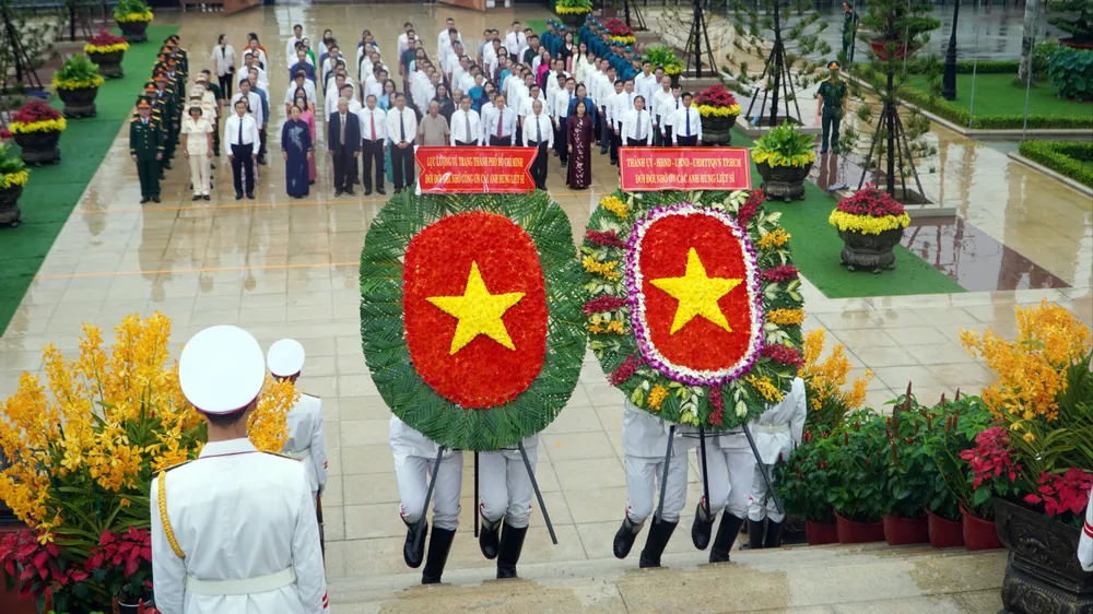Đoàn đại biểu Thành ủy - HĐND - UBND - Ủy ban MTTQ Việt Nam TPHCM viếng và dâng hương, dâng hoa các Anh hùng liệt sĩ