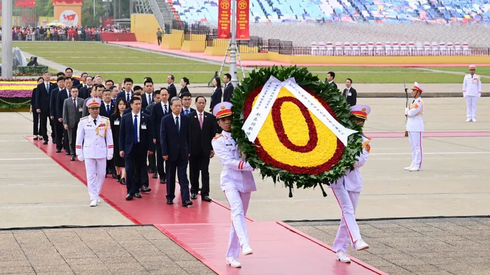 Ủy viên trưởng Nhân đại toàn quốc Trung Quốc Triệu Lạc Tế và đoàn đại biểu cấp cao Đảng, Nhà nước Trung Quốc đã tới đặt vòng hoa và vào Lăng viếng Chủ tịch Hồ Chí Minh. Ảnh: QUANG PHÚC