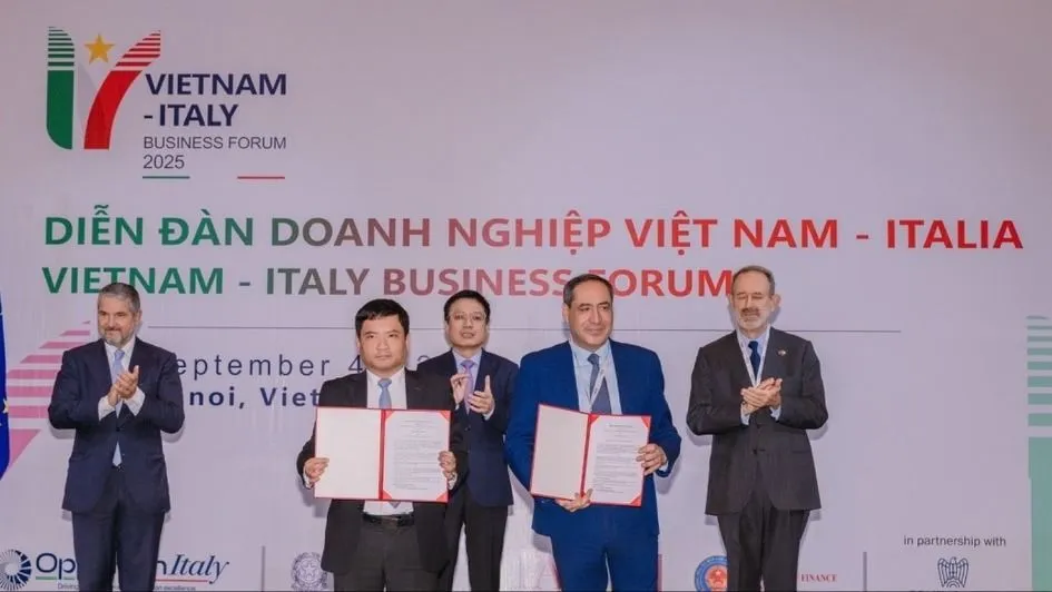 Đại diện Temix Group và PTIT ký kết hợp tác