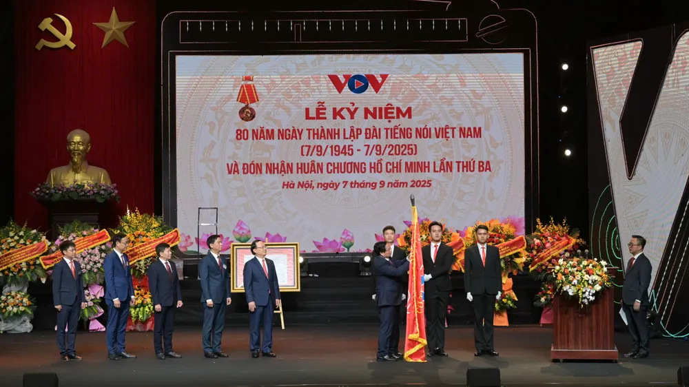 Thủ tướng gắn Huân chương Hồ Chí Minh lên Cờ truyền thống của Đài Tiếng nói Việt Nam