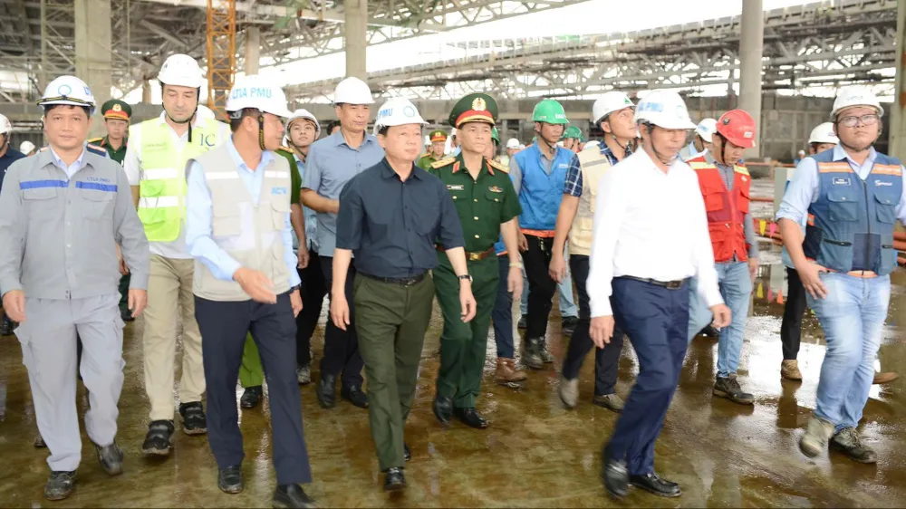 Phó Thủ tướng Trần Hồng Hà dẫn đầu đoàn công tác Chính phủ đã có chuyến kiểm tra đột xuất tại công trường thi công Dự án Cảng hàng không quốc tế Long Thành - giai đoạn 1. Ảnh: VGP
